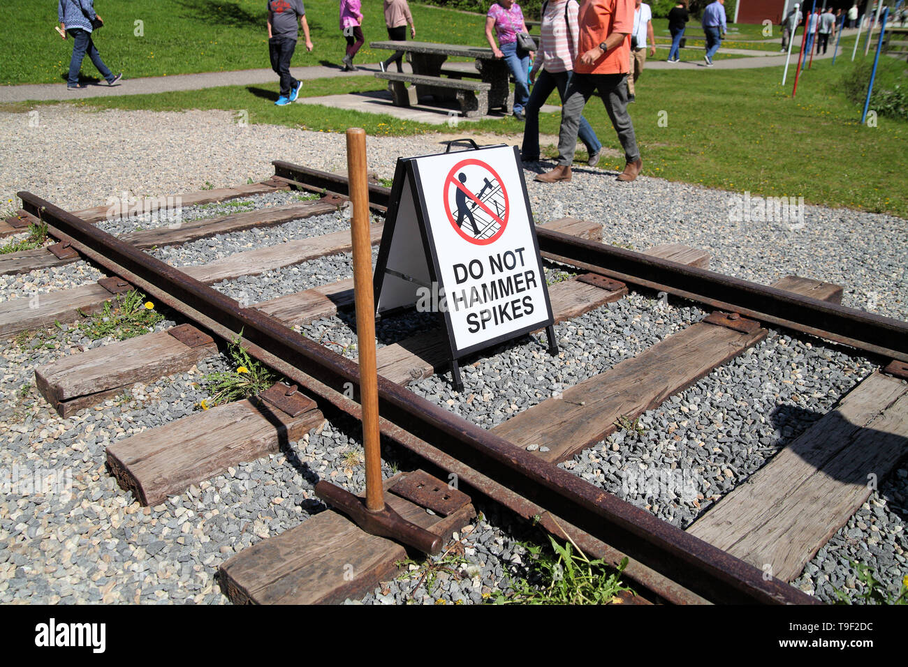 Szene am historischen rest stop am Trans Canada zum Gedenken an die Fahrweise des letzten Spike im Gebäude des Trans Canada Eisenbahn. Stockfoto