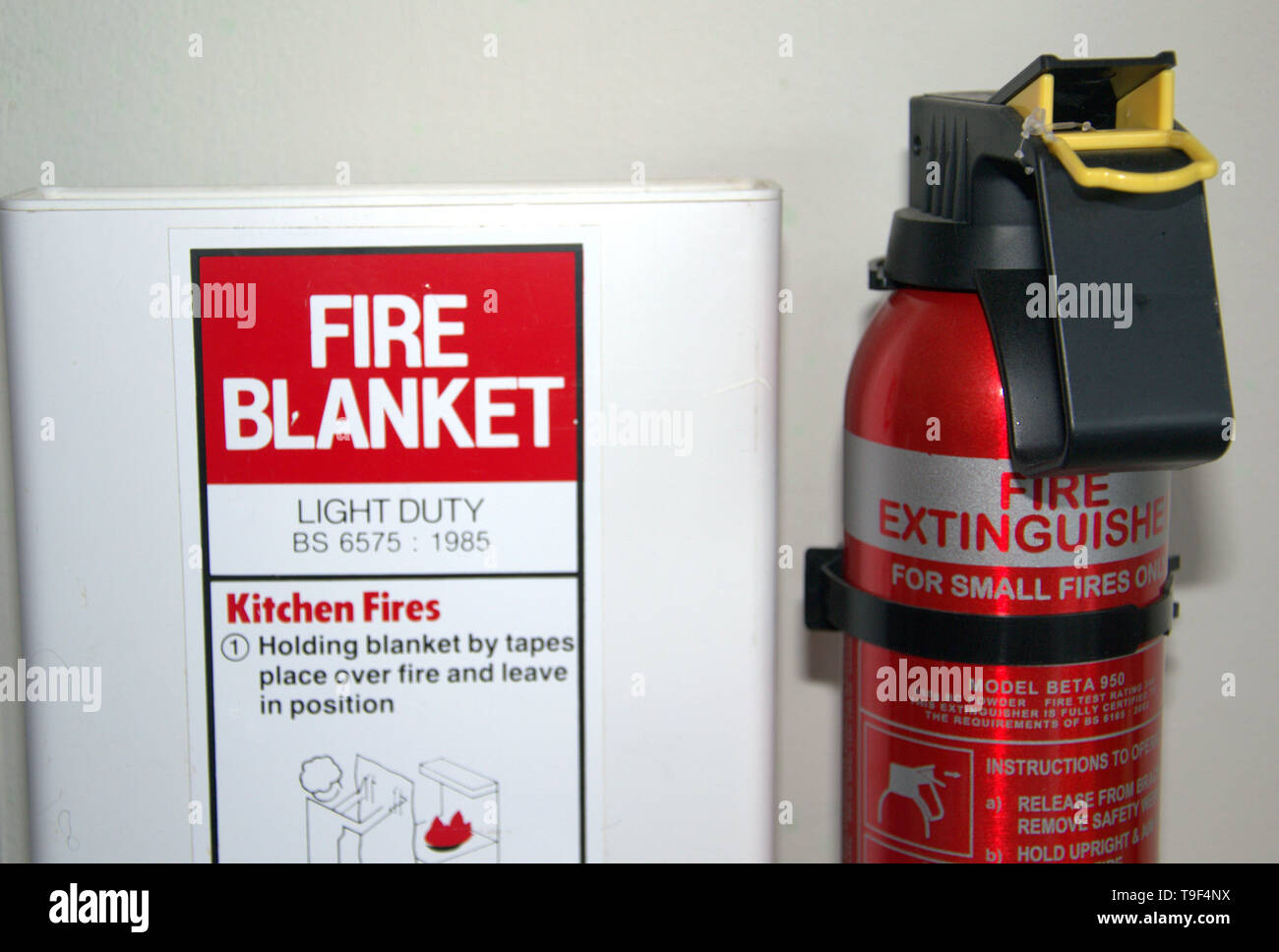 Einen kleinen Haushalt Feuerlöscher und Löschdecke, die sich für die  Bekämpfung eines kleinen Küche Feuer Stockfotografie - Alamy