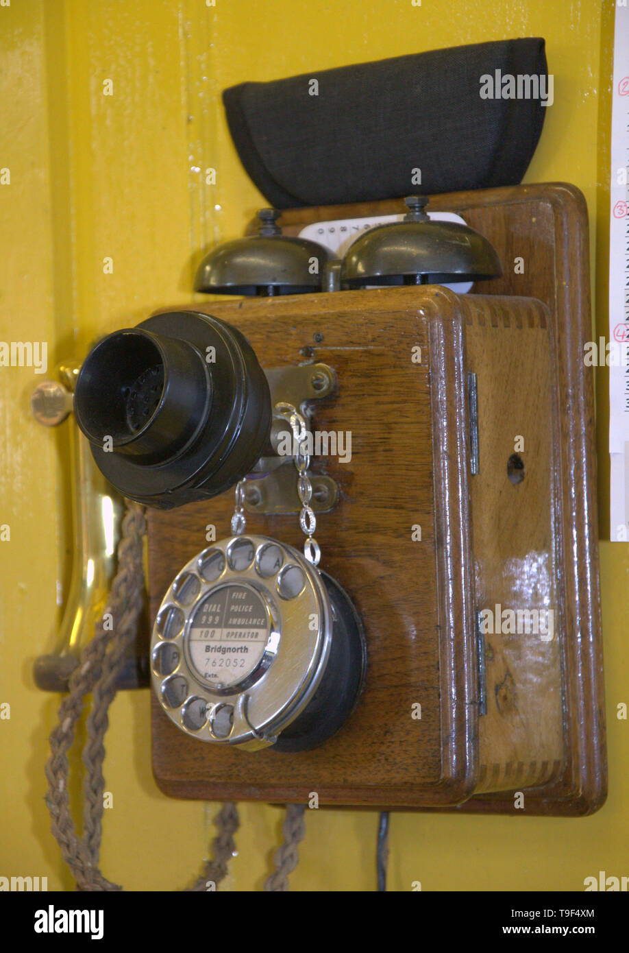 Antike Telefon im Kartenbüro der Bridgnorth Castle Hill Eisenbahn, Bridgnorth, Shropshire, Großbritannien Stockfoto