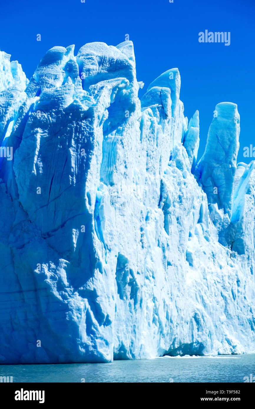 Bunte grosse Türkis ice Wand aus dem Gletscher Perito Moreno, Patagonien, Argentinien Stockfoto