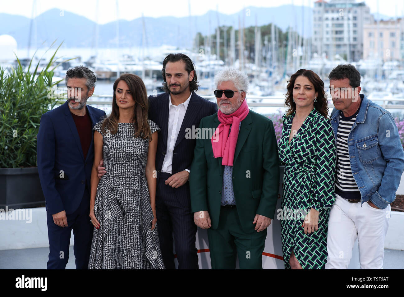 Cannes, Frankreich. 18 Mai, 2019. Regisseur Pedro Almodovar (3. R) und cast Mitglieder stellen bei einem Fotoshooting für den Film "olor y Gloria" auf dem 72. Filmfestival in Cannes Cannes, Frankreich, 18. Mai 2019. Spanischen Film "olor y Gloria' Konkurrieren für die Palme d'Or mit anderen 20 Spielfilme während der 72Nd Cannes Film Festival, das vom 14. bis 25 Mai stattfindet. Credit: Zhang Cheng/Xinhua/Alamy Leben Nachrichten Quelle: Xinhua/Alamy leben Nachrichten Stockfoto