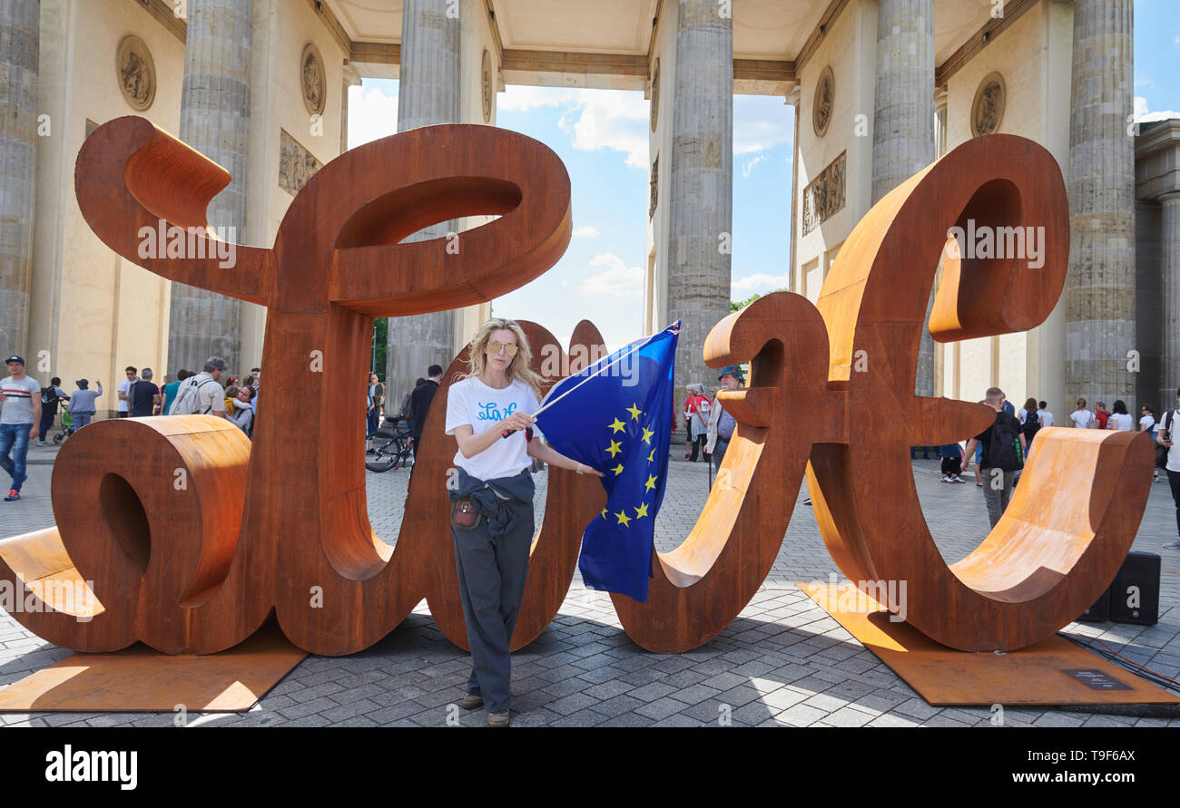 Berlin, Deutschland. 18 Mai, 2019. Die Künstlerin Mia Florentine Weiss steht vor ihrer Skulptur 'lieben' vor dem Brandenburger Tor und Wellen die europäische Flagge. Quelle: Annette Riedl/dpa/Alamy leben Nachrichten Stockfoto