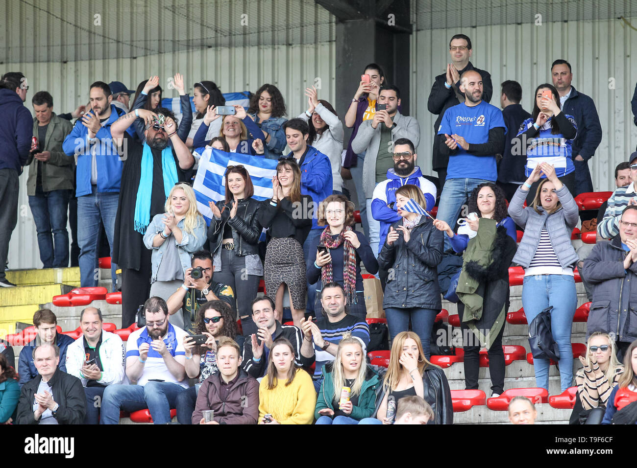 Griechische Fans feiern während der Rugby League World Cup Qualifier Match zwischen Griechenland und Norwegen RL RL an der New River Sport & Fitness, White Hart Lane, England am 18. Mai 2019. Foto von Ken Funken. Nur die redaktionelle Nutzung, eine Lizenz für die gewerbliche Nutzung erforderlich. Keine Verwendung in Wetten, Spiele oder einer einzelnen Verein/Liga/player Publikationen. Stockfoto