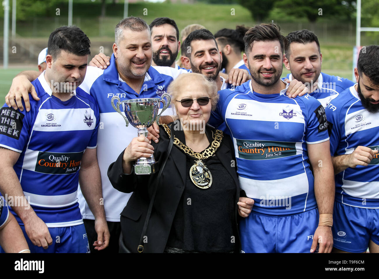 Das griechische Team mit dem Bürgermeister während der Rugby League World Cup Qualifier Match zwischen Griechenland und Norwegen RL RL an der New River Sport & Fitness, White Hart Lane, England am 18. Mai 2019 feiern. Foto von Ken Funken. Nur die redaktionelle Nutzung, eine Lizenz für die gewerbliche Nutzung erforderlich. Keine Verwendung in Wetten, Spiele oder einer einzelnen Verein/Liga/player Publikationen. Stockfoto