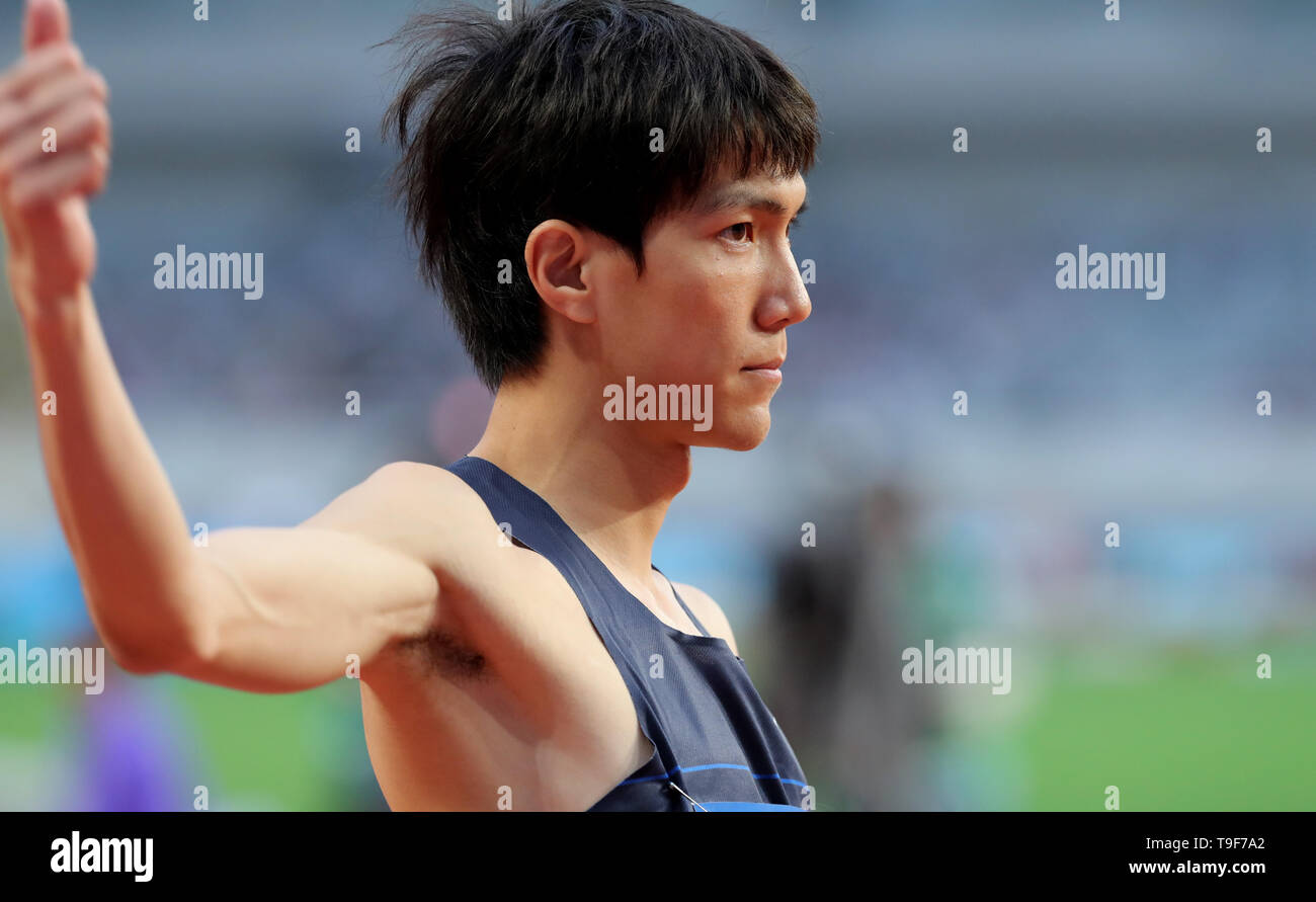 Shanghai. 18 Mai, 2019. Wang Yu aus China konkurriert während der Männer Hochsprung 2019 IAAF Diamond League im Osten Chinas Shanghai Municipality am 18. Mai 2019. Wang Yu nahm den ersten mit 2,28 Meter. Credit: Fang Zhe/Xinhua/Alamy leben Nachrichten Stockfoto