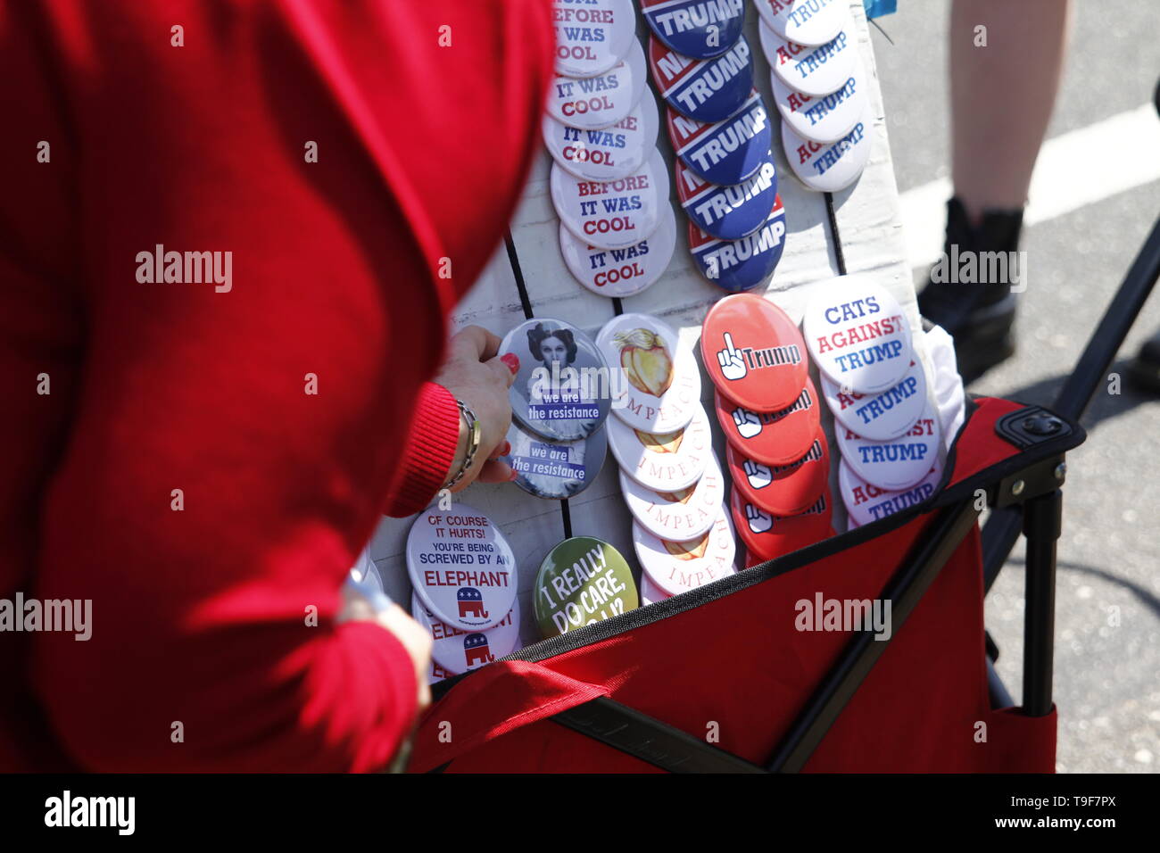 Philadelphia, PA, USA - 18. Mai 2019: eine Frau in Rot wählt einen Widerstand Schaltfläche Kampagnen vor Joe Biden die offiziellen Kick-off Kundgebung für die Präsidentschaftswahl 2020 Vereinigten Staaten in Philadelphia, Pennsylvania. Stockfoto