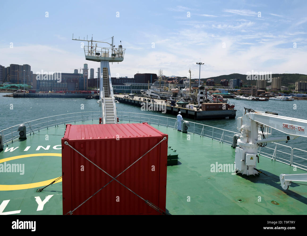 (190518) - Qingdao, 18. Mai 2019 (Xinhua) - Chinesische Forschungsschiff Wissenschaft fährt von der Stadt Qingdao, in der ostchinesischen Provinz Shandong, 18. Mai 2019. Chinesische Forschungsschiff Wissenschaft links der östlichen Stadt Qingdao Samstag, auf eine Expedition zu den wenig bekannten Seamounts im Marianengraben, der weltweit tiefsten natürlichen Graben. Forscher der Topographie, Hydrologie und bioecology von typischen Seamount des westlichen Pazifischen Ozean untersuchen wird, sagte Xu Kuidong, der leitende Wissenschaftler der Mission mit dem Institut für Ozeanologie der Chinesischen Akademie der Wissenschaften. (Xinhua / Zhang Xudong) Stockfoto