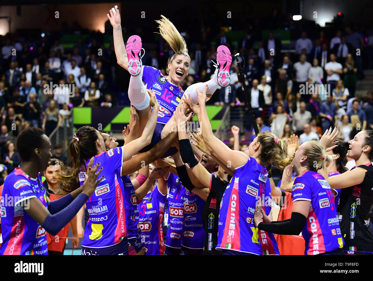 Berlin, Deutschland. 18 Mai, 2019. Volleyball, Frauen: Champions League, Volley Novara - Imoco Conegliano, K.o.-Runde, endgültig. Francesca Piccinini (M) von Novara ist in die Luft geworfen, indem sie ihr Team nach dem Sieg. Credit: Soeren Stache/dpa/Alamy leben Nachrichten Stockfoto