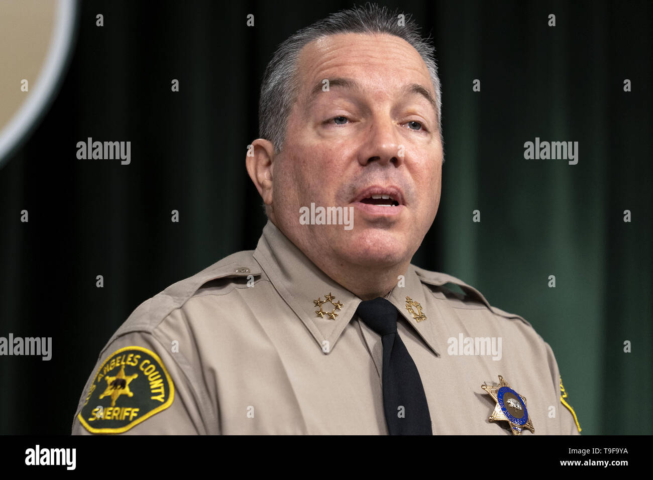 Los Angeles, CA, USA. 27 Feb, 2019. Sheriff Alex Villanueva gesehen im Gespräch mit den Medien während einer Pressekonferenz in Los Angeles. Credit: Ronen Tivony/SOPA Images/ZUMA Draht/Alamy leben Nachrichten Stockfoto