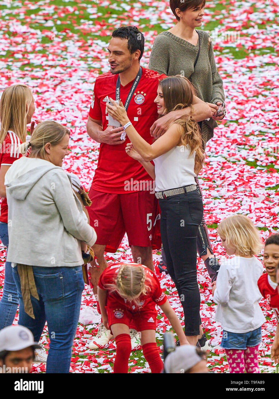 Siegerehrung Mit Pokal Cathy Fischer Frau Von Mats Hummels Fcb5 Fc Bayern Munchen Eintracht Frankfurt 5 1 Dfl Bestimmungen Verbieten Die Verwendung Von Fotografien Als Bildsequenzen Und Oder Quasi Video 1 Deutsche Fussball