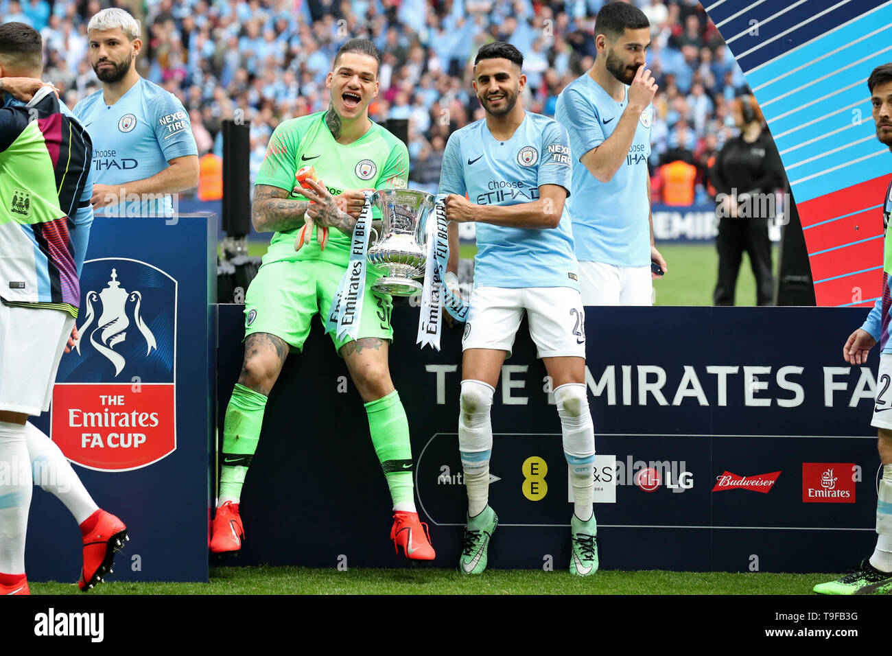 London, England 18. Mai Manchester City Torwart Ederson Moraes und Riyad Mahrez halten Sie die Trophäe, nachdem er das FA Cup Finale zwischen Manchester City und Watford im Wembley Stadion, London am Samstag, den 18. Mai 2019. (Credit: Jon Bromley | MI Nachrichten) Credit: MI Nachrichten & Sport/Alamy leben Nachrichten Stockfoto