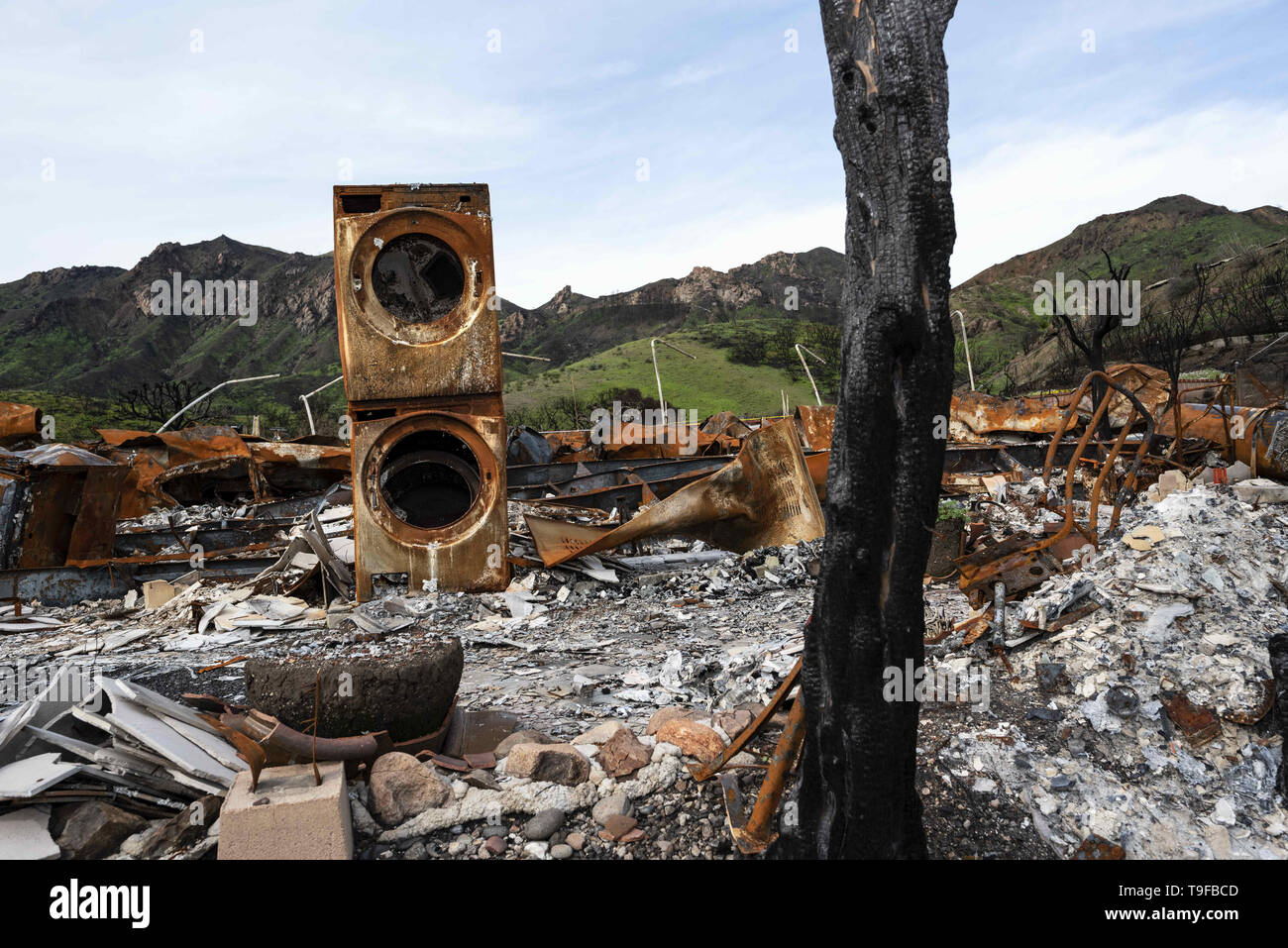 Agoura Hills, CA, USA. 11 Mär, 2019. Die Überreste eines zerstörten Hauses sind im Gefolge der 2018 Woolsey Brand in Agoura Hills, Kalifornien. Tausende Feuerwehrleute die 2018 Woolsey Bürste Feuer in Südkalifornien gekämpft, als Zehntausende Menschen gesehen unter obligatorisch Evakuierung waren. 1500 zerstört - 341 beschädigt, Strukturen zerstört und beschädigt, 3 Feuerwehrleute wurden verletzt und 3 zivile Todesopfer gefunden. Die Ursache des Brandes ist noch unklar. Credit: Ronen Tivony/SOPA Images/ZUMA Draht/Alamy leben Nachrichten Stockfoto