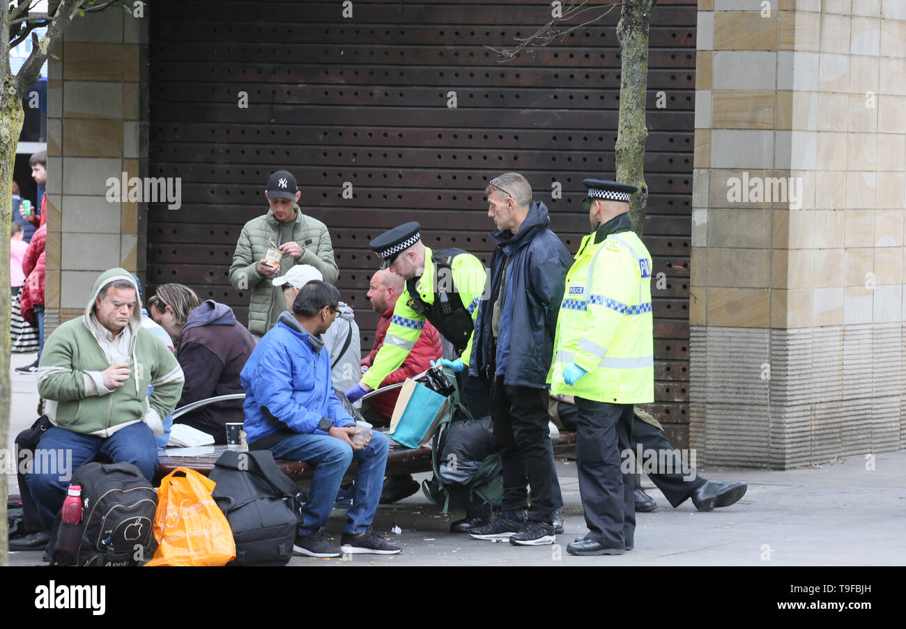 Manchester, UK, 18. Mai, 2019. Polizisten sind die Stadt eine Reihe von kriminellen Aktivitäten zu stören, Patrouillen und mit Armut klar rund um den nördlichen Teil der Stadt obdachlose Menschen klar zu kriminellen Aktivitäten gefährdet sind zu sehen. Piccadilly, Manchester. Quelle: Barbara Koch/Alamy leben Nachrichten Stockfoto