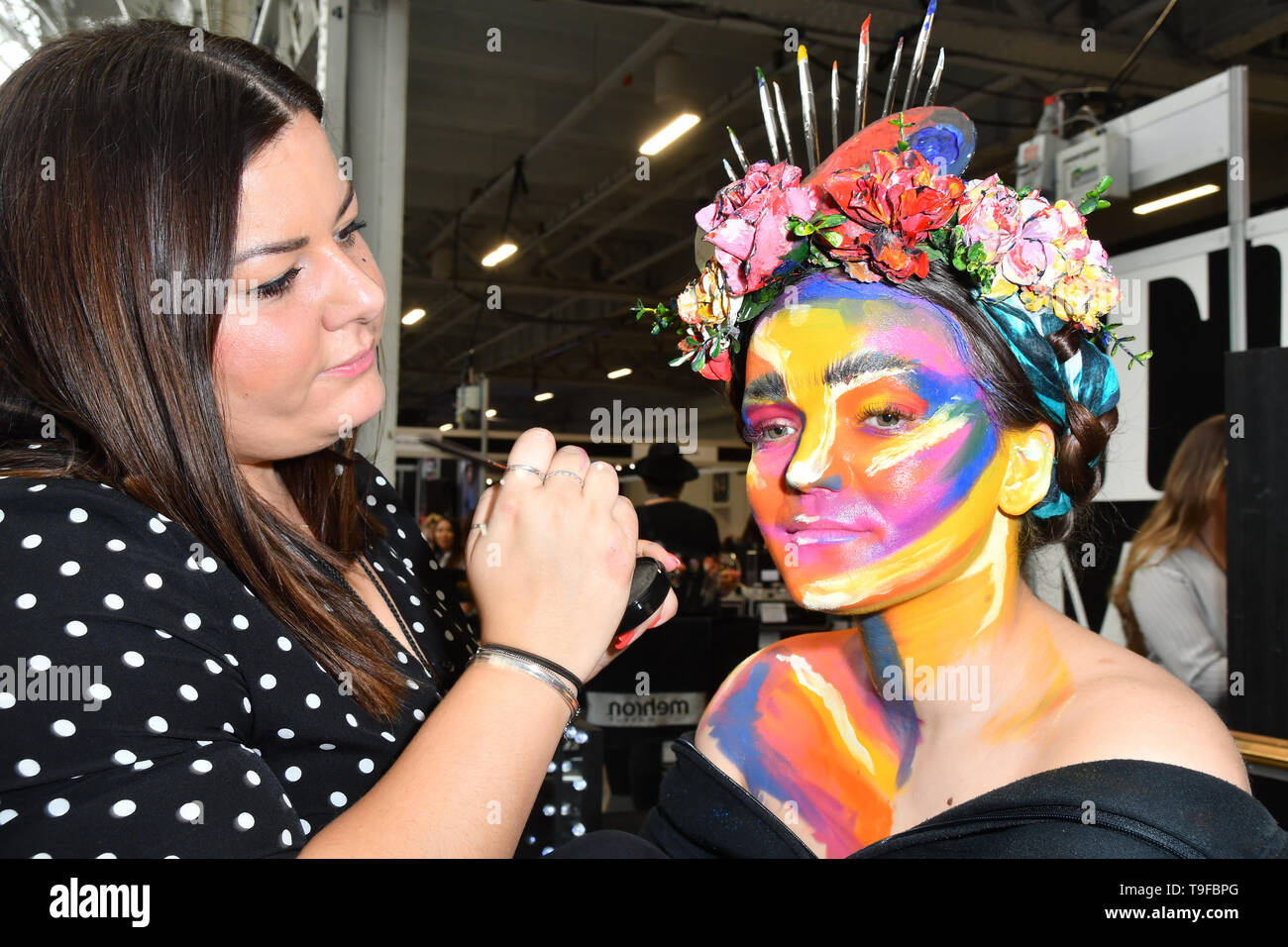 London, Großbritannien. 18 Mai, 2019. Branka Vorkapic Van Gogh Living Arts mit Modell Andie Cizkova Demo auf IMATS am 18. Mai 2019, London, UK. Bild Capital/Alamy leben Nachrichten Stockfoto