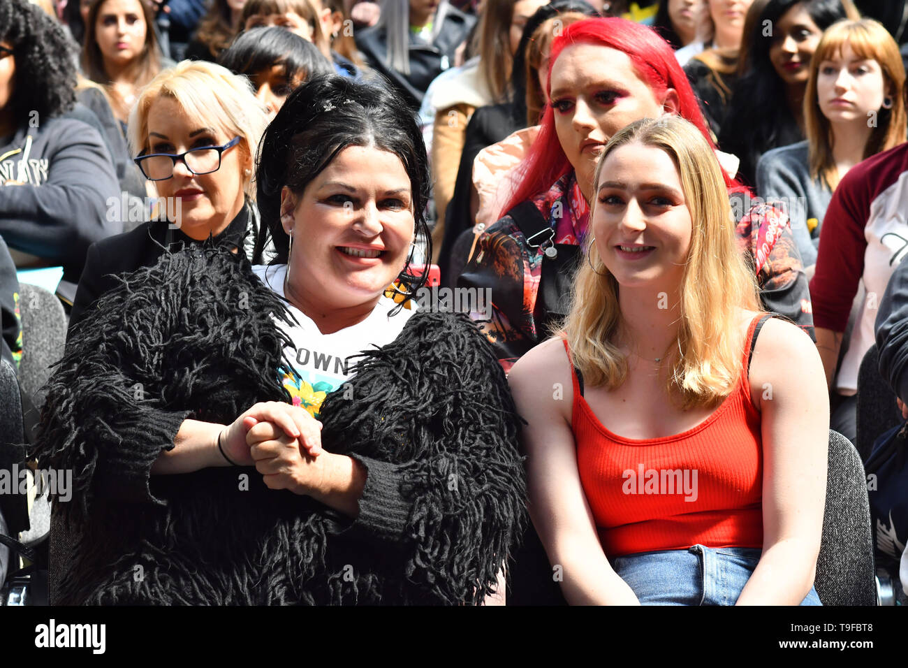 London, Großbritannien. 18 Mai, 2019. Aussteller- und Make-up-Künstler aus der ganzen Welt Demo auf IMATS am 18. Mai 2019, London, UK. Bild Capital/Alamy leben Nachrichten Stockfoto