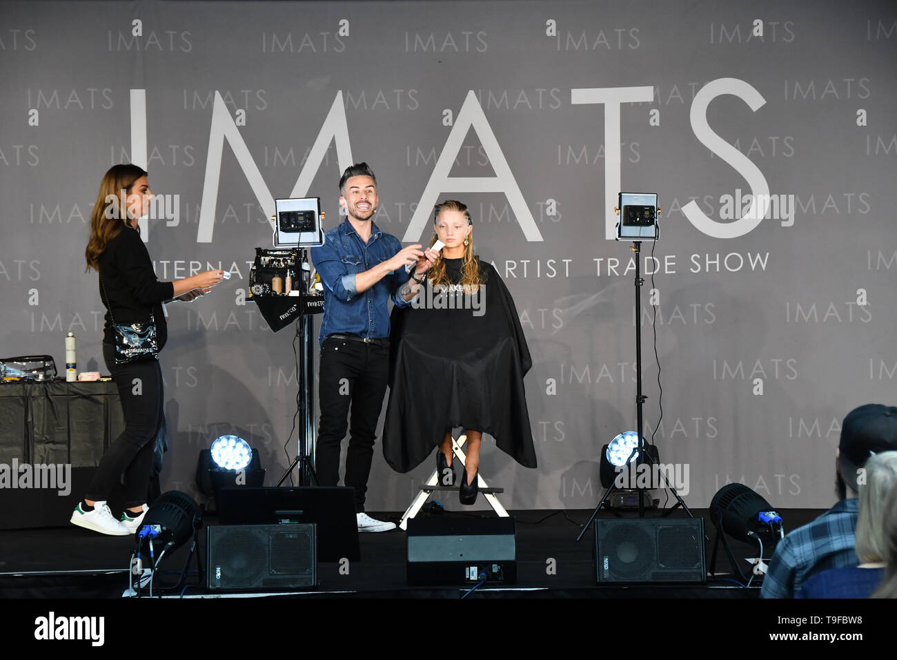 London, Großbritannien. 18 Mai, 2019. James Molloy von Mykitco und Modell Mairi Shaw Demo auf IMATS am 18. Mai 2019, London, UK. Bild Capital/Alamy leben Nachrichten Stockfoto