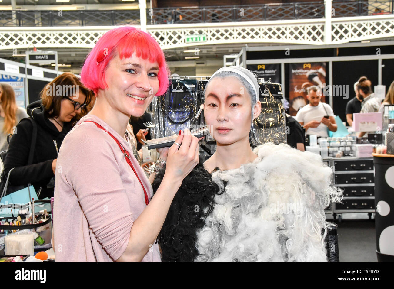 London, Großbritannien. 18 Mai, 2019. Tilt Professional Make-up - Anna Cichon und Alex Vlcek und Modell: Ceci Zhang Demo auf IMATS London am 18. Mai 2019, London, UK. Bild Capital/Alamy leben Nachrichten Stockfoto