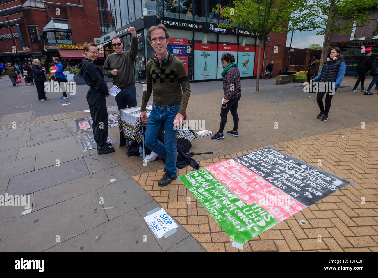 London, Großbritannien. 18. Mai 2019. Aktivisten halten eine Straße blockiert und gegen Universal Kredit in Wood Green High Road sprechen. Die Revolutionäre Kommunistische Gruppe sagen, es ist eine Katastrophe für die arbeitenden Menschen, treibt sie zu mehr Armut mit Eltern hungern, ihre Kinder zu ernähren und zwingt die Menschen in die Verschuldung und Mietrückstände, Räumungen und Obdachlosigkeit; es ist ein massiver Angriff auf den Lebensstandard und die Menschenrechte und muss verschrottet werden. Die Menschen haben Flugblätter und stoppte das Poster zu lesen und sprechen mit den Demonstranten. Peter Marshall / alamy Leben Nachrichten Stockfoto