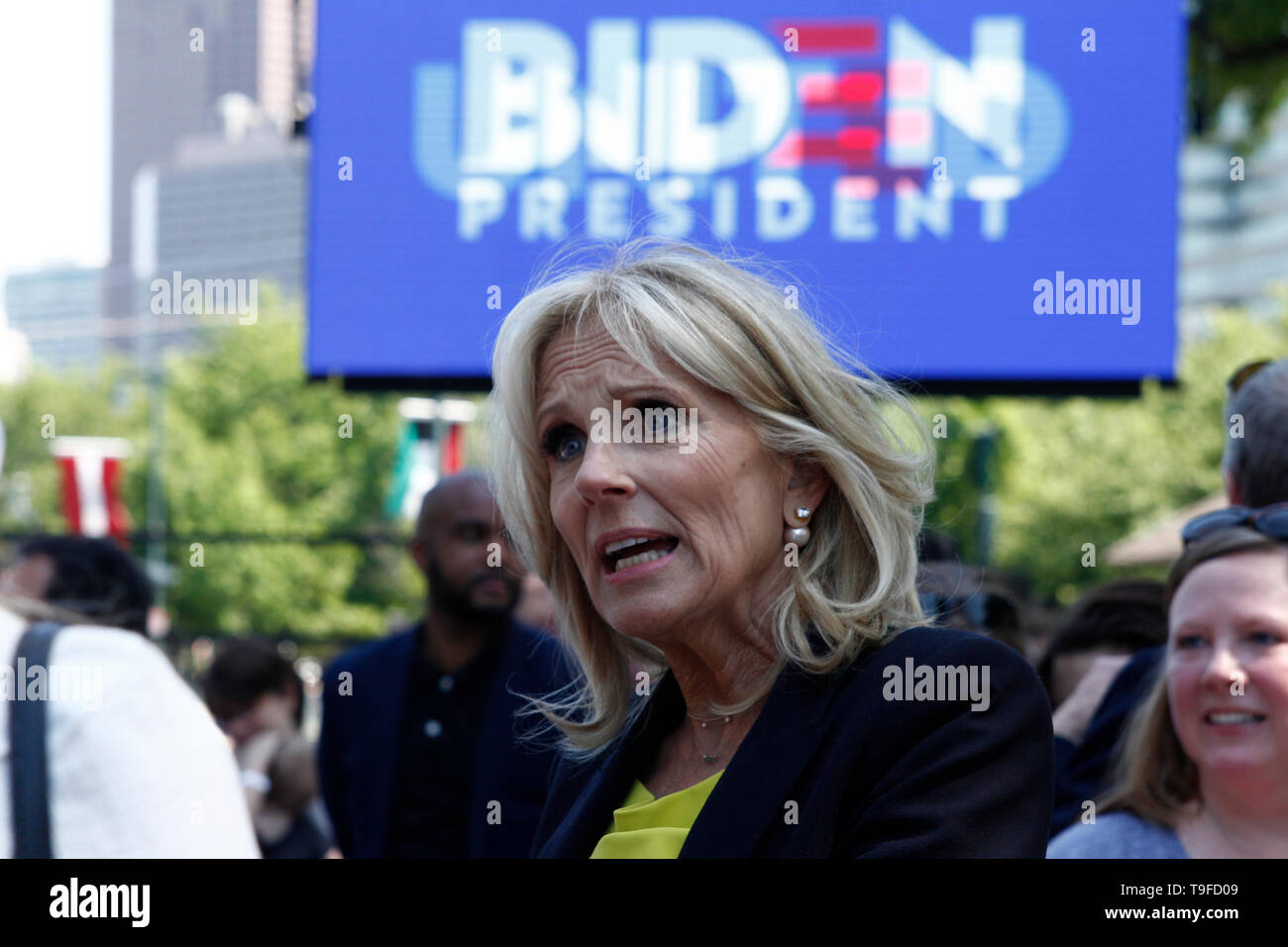 Philadelphia, PA, USA - 18. Mai 2019: Jill Biden vermischt sich mit Anhängern als Ehemann, Joe Biden startet seine Kampagne für die Präsidentschaftswahl 2020 Vereinigte Staaten bei einer Kundgebung in Philadelphia, Pennsylvania. Credit: OOgImages/Alamy leben Nachrichten Stockfoto