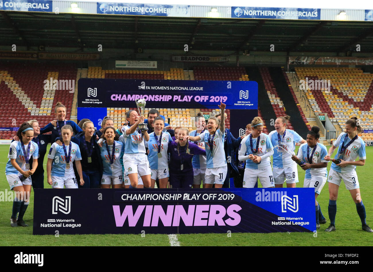 Northern Werbung Stadion, Bradford, UK. 18 Mai, 2019. FA Premier League Fußball-Finale der Frauen, Blackburn Rovers gegen Coventry Vereinigtes; die Blackburn Rovers Spieler feiern, nachdem sie Trophäe der Gewinner vergeben werden: Aktion plus Sport/Alamy leben Nachrichten Stockfoto