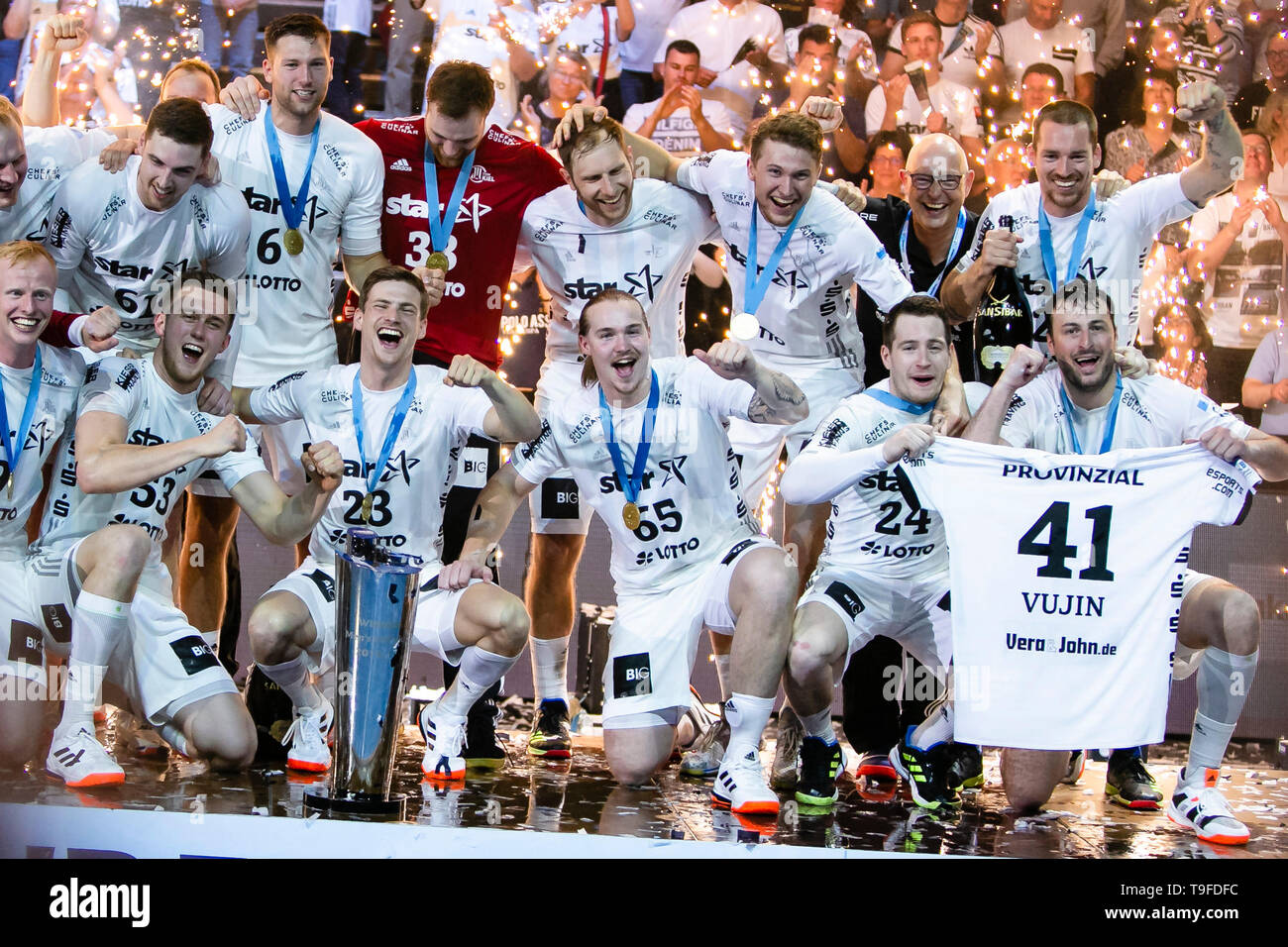 Kiel, Deutschland. 17 Mai, 2019. Handball: EHF Cup, THW Kiel - Füchse Berlin, Final Four, Finale. Die Spieler des THW Kiel feiern ihren Sieg im EHF-Cup. Credit: Frank Molter/dpa/Alamy leben Nachrichten Stockfoto