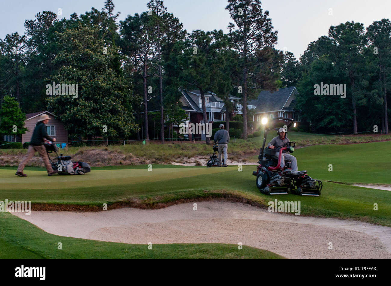 Southern Pines, North Carolina, USA. 18 Mai, 2019. Mai 18, 2019 - Southern Pines, North Carolina, USA - Groundskeeping crews machen letzte Vorbereitungen auf dem 18 Grün bei der heutigen dritten Runde der USGA 2 U.S. Senior Frauen Offene Meisterschaft im Pine Needles Lodge and Golf Club, 18. Mai 2019 in Southern Pines, North Carolina. Die ursprünglichen Feld von 120 Golfspieler war unten zu 51 für der heutigen dritten Runde verengt. Credit: Timothy L. Hale/ZUMA Draht/Alamy leben Nachrichten Stockfoto