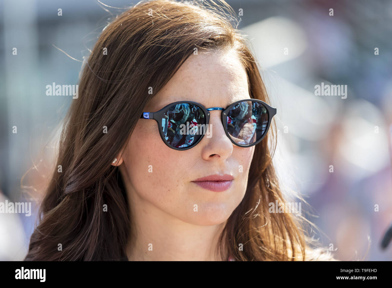 Indianapolis, Indiana, USA. 18 Mai, 2019. Lauren Bohlander, Ehefrau von Tony Kanaan (14) Brasiliens gibt er einen Kuss, als er bereitet sich auf den 500 Meilen von Indianapolis Indianapolis Motor Speedway in Indianapolis, Indiana, zu qualifizieren. (Bild: © Walter G Arce Sr Asp Inc/ASP) Stockfoto