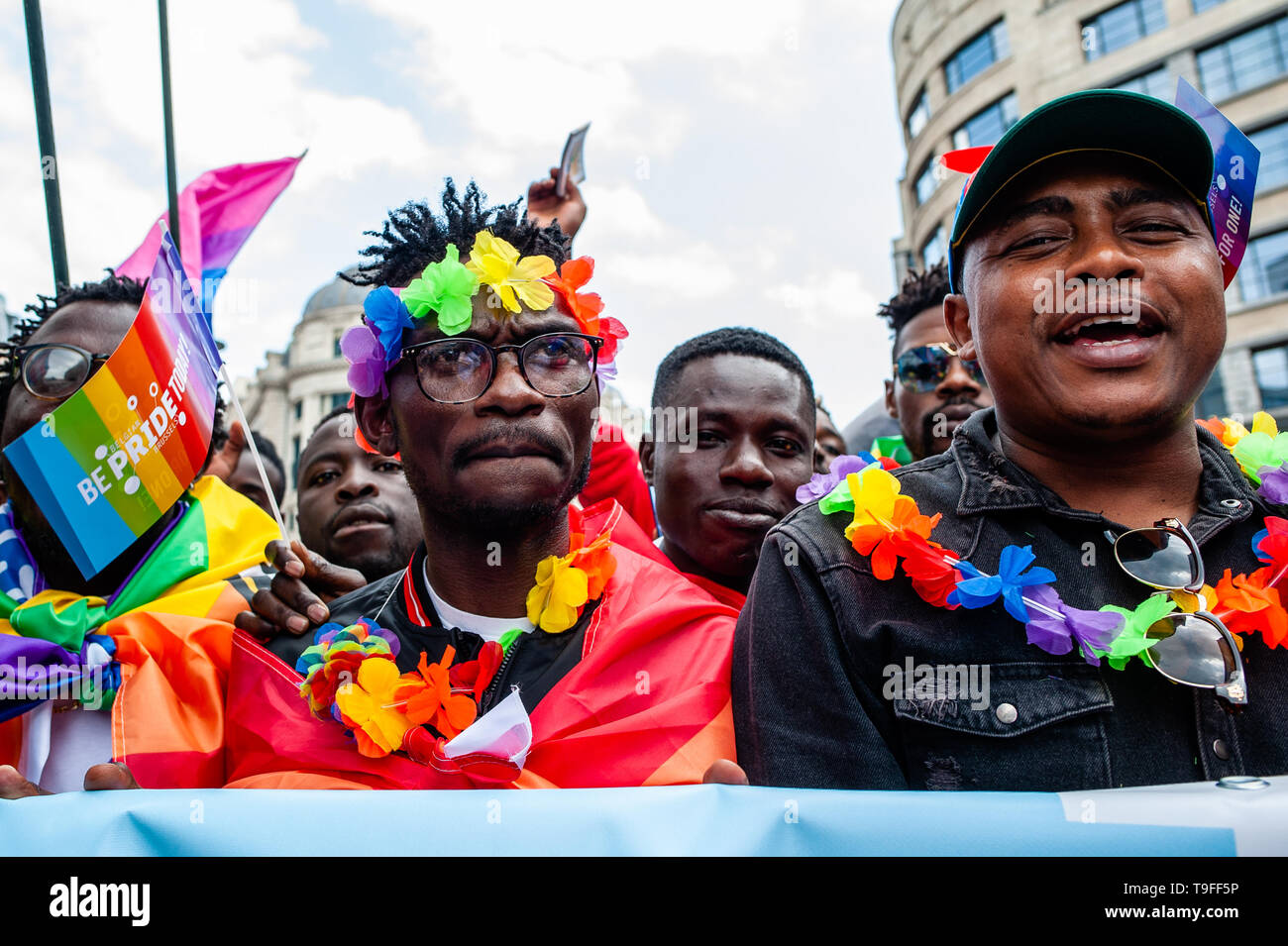 Brüssel, Brabant, Belgien. 18 Mai, 2019. Ein schwarzer Mann wird gesehen, Regenbogen Blumen über seinen Kopf während der Veranstaltung. Die 24 belgischen Pride Parade in Brüssel stattfand und es startete um 13:45 Uhr Von der Stolz Dorf auf dem Mont des Arts, und es wurde von CesÃ¡r Sampson, ein Sänger in der letztjährigen Eurovision geführt. Das Thema der Belgischen Stolz 2019 ist "Alle für Einen". Über 100.000 Menschen nahmen an der Veranstaltung teil und die Parteien, die um das Zentrum der Stadt. Credit: Ana Fernandez/SOPA Images/ZUMA Draht/Alamy leben Nachrichten Stockfoto