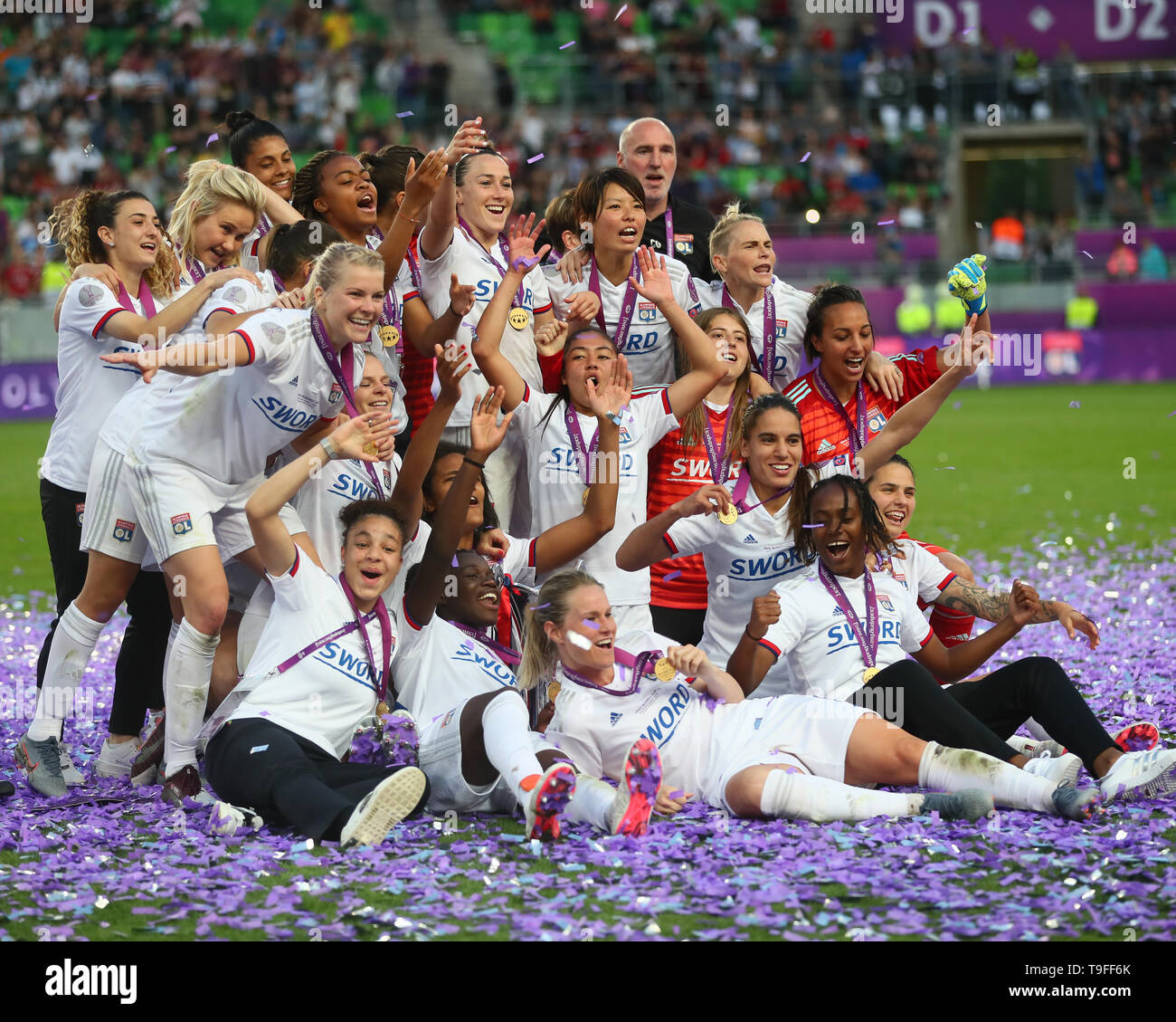 Budapest, Ungarn. 18 Mai, 2019. Olympique Lyonnais Spieler feiern mit Trophäe während der UEFA Champions League Finale zwischen Olympique Lyonnais und FC Barcelona Frauen an Groupama Arena am 18. Mai 2019 in Budapest, Ungarn Quelle: Aktion Foto Sport/Alamy leben Nachrichten Stockfoto