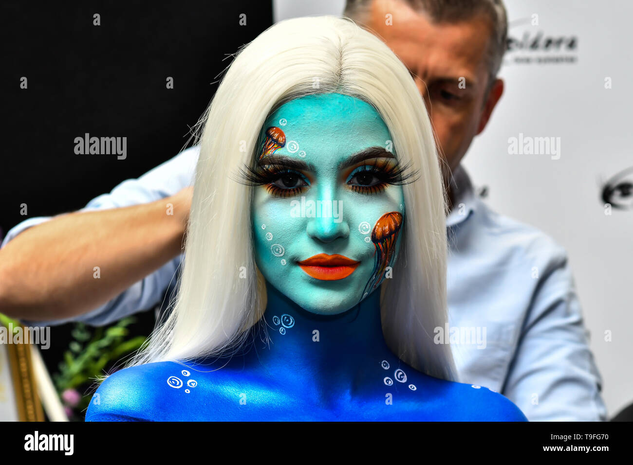 London, Großbritannien. 18 Mai, 2019. Artist Abby Roberts ist eine Qualle Illusion und Ozean Szene mit einem Mix aus make-up und Body Paint mit Eldora falsche Wimpern Demo auf IMATS am 18. Mai 2019, London, UK zu erstellen. Bild Capital/Alamy leben Nachrichten Stockfoto