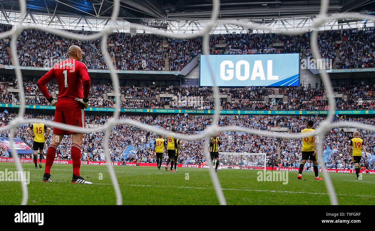 London, Großbritannien. 18 Mai, 2019. Die watford Heurelho Gomes (vorne) und Mannschaftskameraden reagieren, nachdem das Ziel von Manchester City während des englischen FA Cup Finale zwischen Manchester City und Watford im Wembley Stadion in London, Großbritannien am 18. Mai 2019. Manchester City gewann 6-0 und wurde der erste englische Männer Seite das Meisterstück des Gewinnens der Premier League, FA Cup und Carabao Cup in der gleichen Saison zu erreichen. Credit: Han Yan/Xinhua/Alamy leben Nachrichten Stockfoto