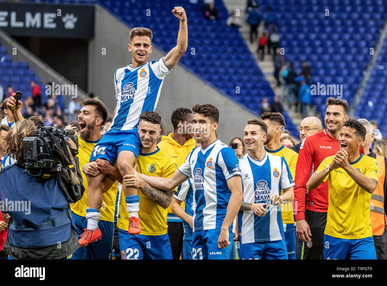 Barcelona, Spanien. 18 Mai, 2019. Von Espanyol Oscar Melendo (oben) feiert mit Teamkollegen, nach der letzten Runde die Spanische Liga Match zwischen RCD Espanyol und Real Sociedad San Sebastián in Barcelona, Spanien, am 18. Mai 2019. Espanyol gewann 2-0 und wurde für die UEFA Europa League in der kommenden Saison qualifiziert. Credit: Joan Gosa/Xinhua/Alamy leben Nachrichten Stockfoto