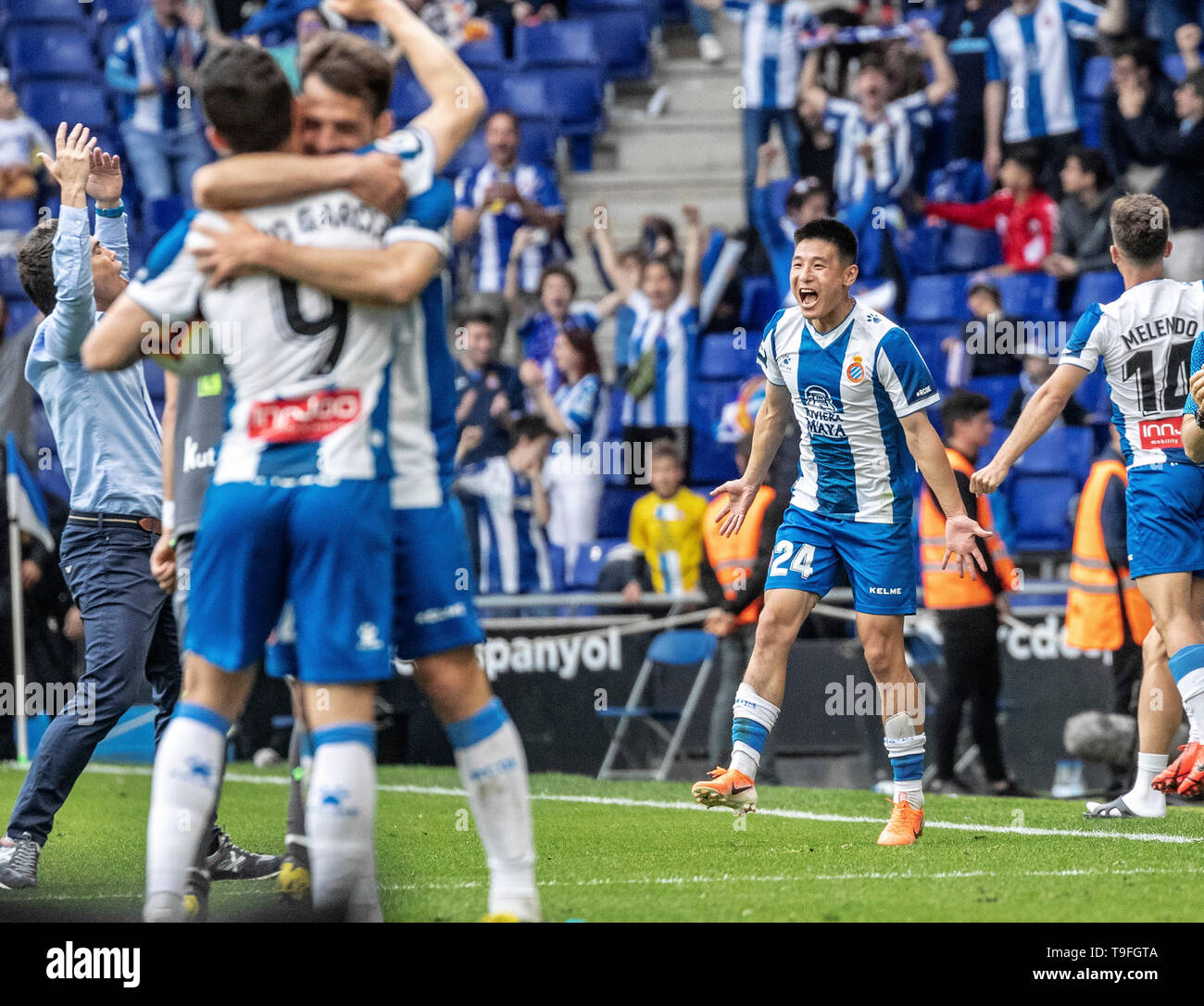 Barcelona, Spanien. 18 Mai, 2019. Von Espanyol chinesischen Spieler Wu Lei (2. R) feiert nach der letzten Runde die Spanische Liga Match zwischen RCD Espanyol und Real Sociedad San Sebastián in Barcelona, Spanien, am 18. Mai 2019. Espanyol gewann 2-0 und wurde für die UEFA Europa League in der kommenden Saison qualifiziert. Credit: Joan Gosa/Xinhua/Alamy leben Nachrichten Stockfoto