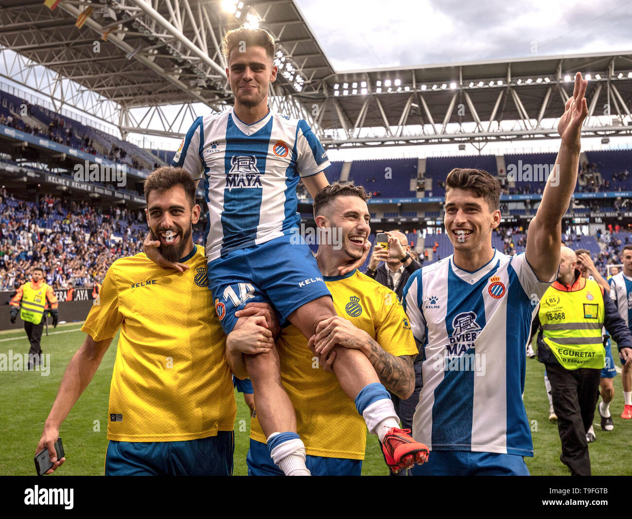 Barcelona, Spanien. 18 Mai, 2019. Von Espanyol Oscar Melendo (oben) feiert mit Teamkollegen, nach der letzten Runde die Spanische Liga Match zwischen RCD Espanyol und Real Sociedad San Sebastián in Barcelona, Spanien, am 18. Mai 2019. Espanyol gewann 2-0 und wurde für die UEFA Europa League in der kommenden Saison qualifiziert. Credit: Joan Gosa/Xinhua/Alamy leben Nachrichten Stockfoto