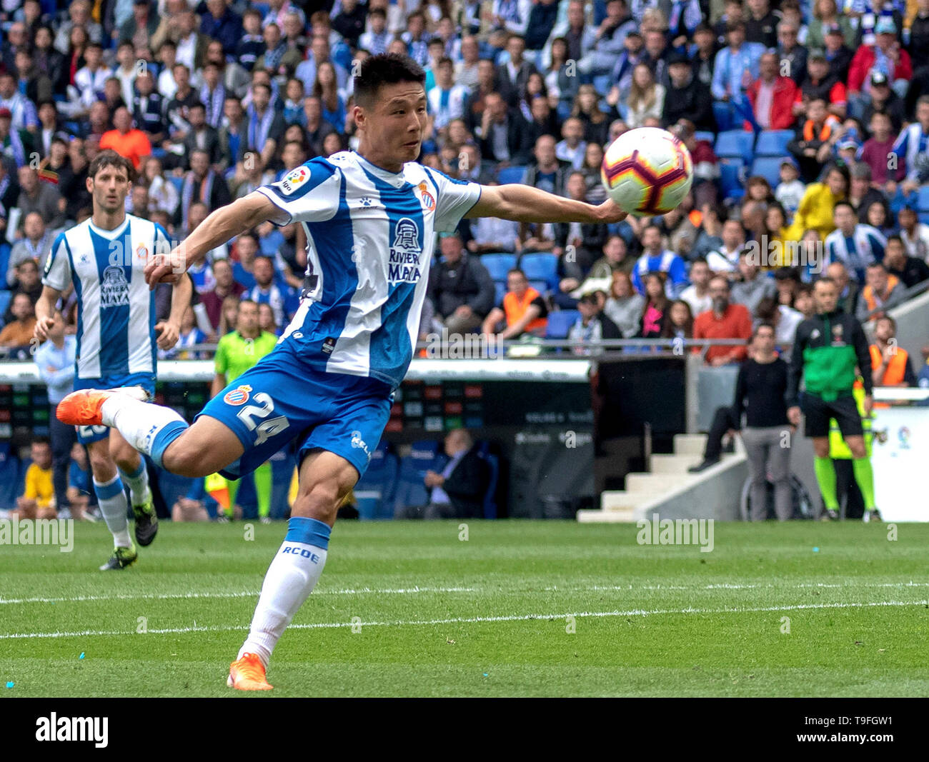 Barcelona, Spanien. 18 Mai, 2019. Von Espanyol chinesischen Spieler Wu Lei schießt in der letzten Runde die Spanische Liga Match zwischen RCD Espanyol und Real Sociedad San Sebastián in Barcelona, Spanien, am 18. Mai 2019. Espanyol gewann 2-0 und wurde für die UEFA Europa League in der kommenden Saison qualifiziert. Credit: Joan Gosa/Xinhua/Alamy leben Nachrichten Stockfoto