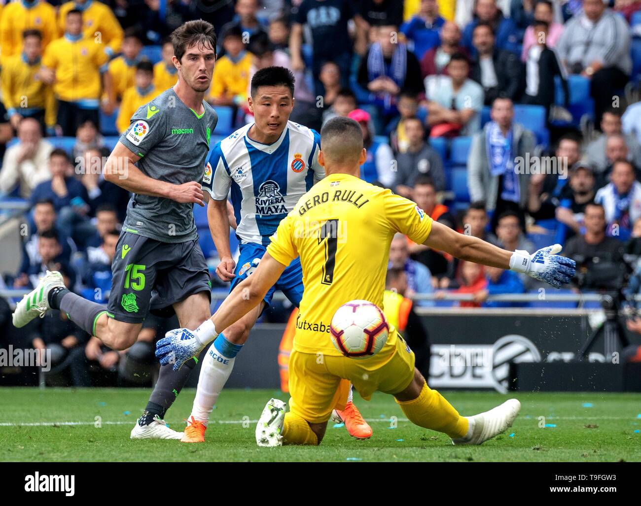Barcelona, Spanien. 18 Mai, 2019. Von Espanyol chinesischen Spieler Wu Lei (C) schießt und Kerben in der letzten Runde die Spanische Liga Match zwischen RCD Espanyol und Real Sociedad San Sebastián in Barcelona, Spanien, am 18. Mai 2019. Espanyol gewann 2-0 und wurde für die UEFA Europa League in der kommenden Saison qualifiziert. Credit: Joan Gosa/Xinhua/Alamy leben Nachrichten Stockfoto