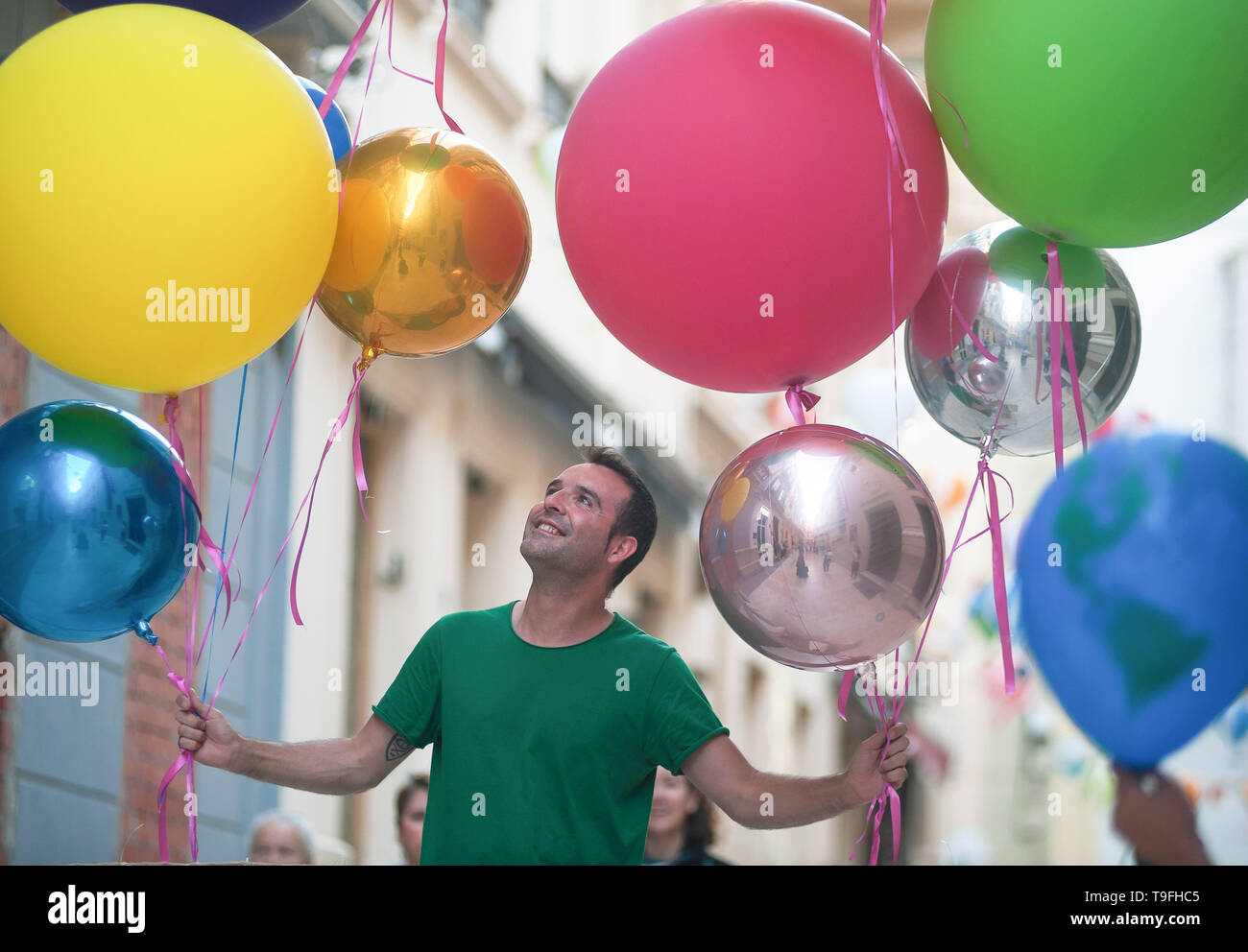 Malaga, Spanien. 19 Mai, 2019. Ein Mann wird auf der Straße von Ballons umgeben, während "die Nacht in Weiß" 2019 gesehen. Jeder Mai, Malaga feiert eine kulturelle Nacht mit mehr als 200 Aktivitäten in der Innenstadt wie Performances, Street Art, live Musik und kostenfreie Besuche in allen Museen. Credit: SOPA Images Limited/Alamy leben Nachrichten Stockfoto