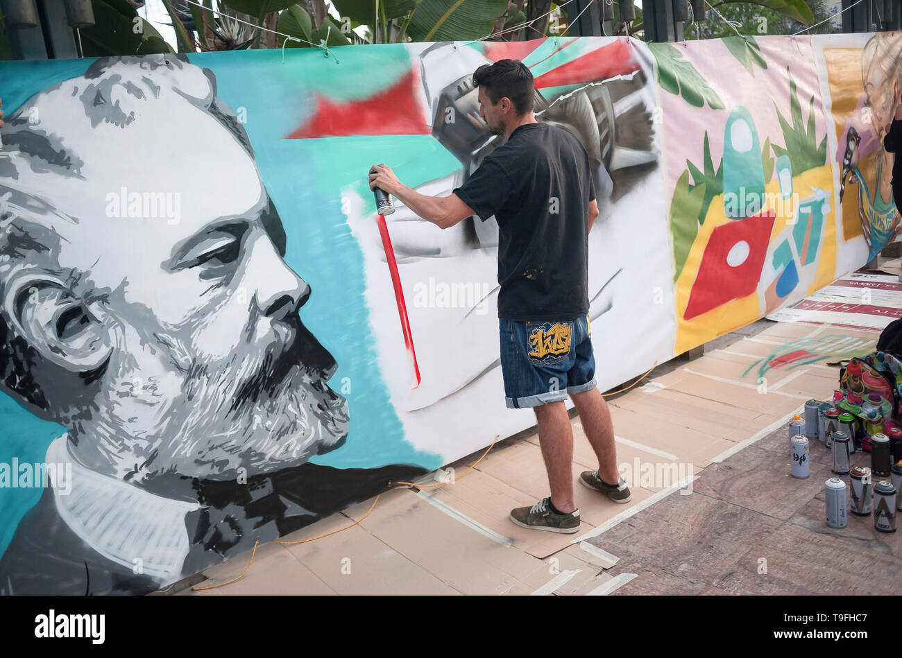 Malaga, Spanien. 19 Mai, 2019. Ein street artist wird gesehen, Zeichnung an der Wand während der Nacht in Weiß" 2019. Jeder Mai, Malaga feiert eine kulturelle Nacht mit mehr als 200 Aktivitäten in der Innenstadt wie Performances, Street Art, live Musik und kostenfreie Besuche in allen Museen. Credit: SOPA Images Limited/Alamy leben Nachrichten Stockfoto
