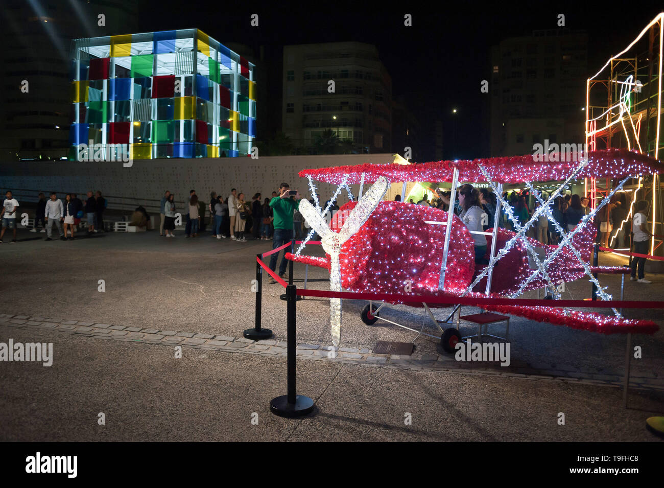 Malaga, Spanien. 19 Mai, 2019. Ein Doppeldecker mit künstlerische Beleuchtung eingerichtet ist vor der Fassade des Centre Pompidou Museum während der Nacht in Weiß" 2019 gesehen. Jeder Mai, Malaga feiert eine kulturelle Nacht mit mehr als 200 Aktivitäten in der Innenstadt wie Performances, Street Art, live Musik und kostenfreie Besuche in allen Museen. Credit: SOPA Images Limited/Alamy leben Nachrichten Stockfoto
