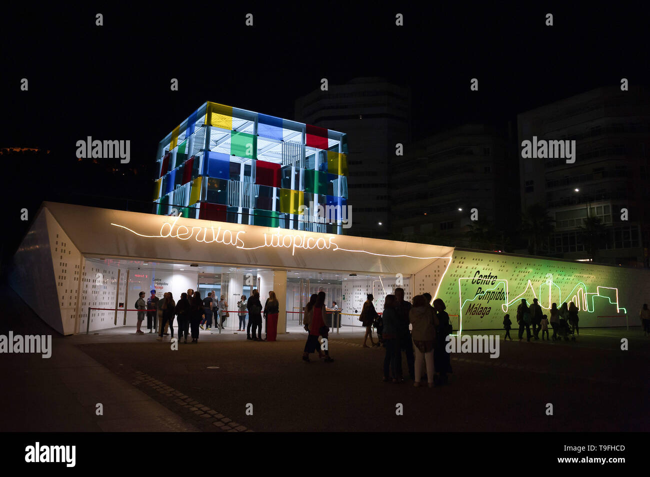 Malaga, Spanien. 19 Mai, 2019. Das Centre Pompidou Museum gesehen wird mit künstlerischen Beleuchtung während der Nacht in Weiß" 2019 eingerichtet. Jeder Mai, Malaga feiert eine kulturelle Nacht mit mehr als 200 Aktivitäten in der Innenstadt wie Performances, Street Art, live Musik und kostenfreie Besuche in allen Museen. Credit: Jesus Merida/SOPA Images/ZUMA Draht/Alamy leben Nachrichten Stockfoto