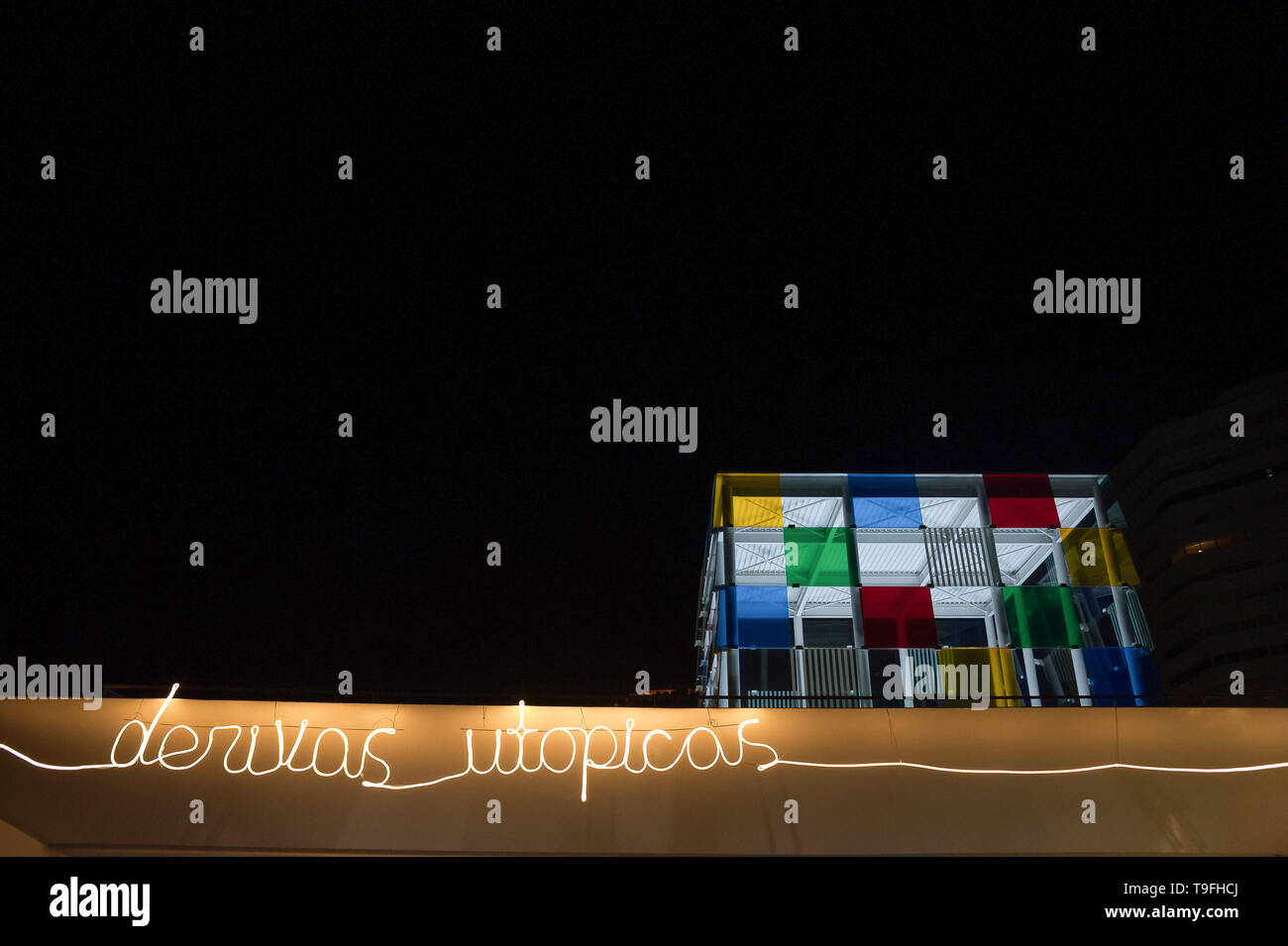 Malaga, Spanien. 19 Mai, 2019. Das Centre Pompidou Museum gesehen wird mit künstlerischen Beleuchtung während der Nacht in Weiß" 2019 eingerichtet. Jeder Mai, Malaga feiert eine kulturelle Nacht mit mehr als 200 Aktivitäten in der Innenstadt wie Performances, Street Art, live Musik und kostenfreie Besuche in allen Museen. Credit: Jesus Merida/SOPA Images/ZUMA Draht/Alamy leben Nachrichten Stockfoto