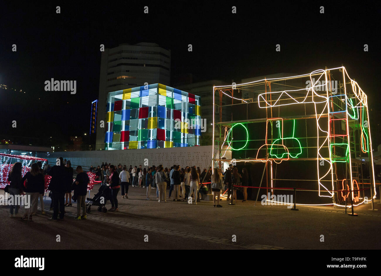 Malaga, Spanien. 19 Mai, 2019. Das Centre Pompidou Museum gesehen wird mit künstlerischen Beleuchtung während der Nacht in Weiß" 2019 eingerichtet. Jeder Mai, Malaga feiert eine kulturelle Nacht mit mehr als 200 Aktivitäten in der Innenstadt wie Performances, Street Art, live Musik und kostenfreie Besuche in allen Museen. Credit: Jesus Merida/SOPA Images/ZUMA Draht/Alamy leben Nachrichten Stockfoto