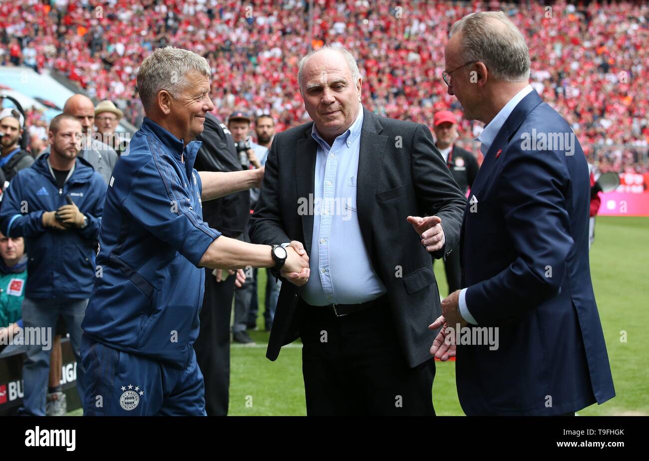 München München, Deutschland. 18 Mai, 2019. firo: 18.05.2019 Fußball, Fußball: 1. Bundesliga, Saison 2018/2019 FC Bayern München - Eintracht Frankfurt 5:1 FCB-Management, Vorsitzender der Geschäftsführung Bayern Chef, Boss, Karl-Heinz Kalle Rummenigge, FCB-Präsident, Ulrich Uli Hoeness, Hoeness, Geste, Gestik, FCB-Co - Trainer, Peter Hermann, | Verwendung der weltweiten Kredit: dpa/Alamy leben Nachrichten Stockfoto