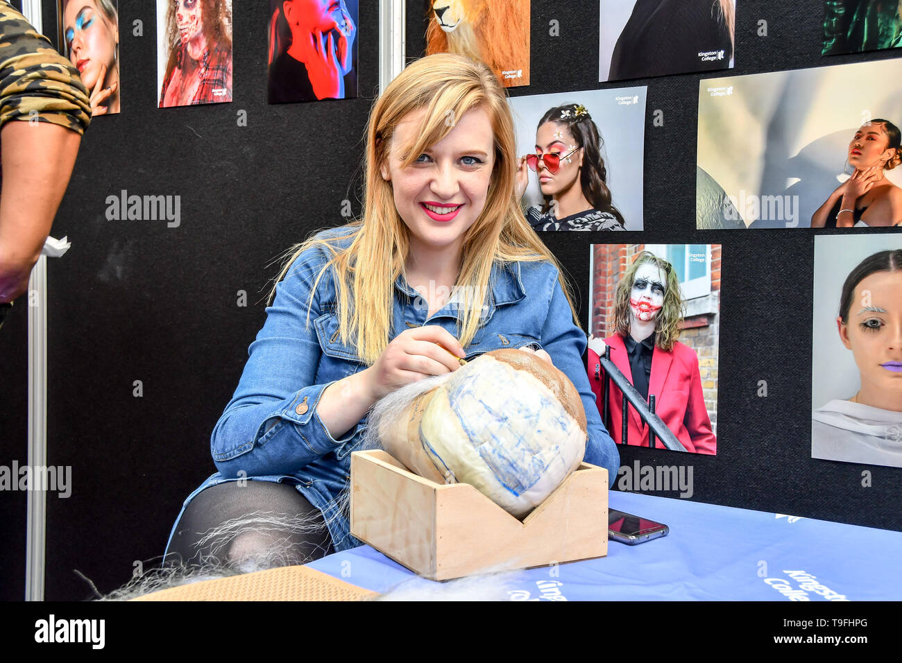 London, Großbritannien. 18 Mai, 2019. Kingston College - Lehrer Megan Quilter-Price-Perücke die Demo auf IMATS London am 18. Mai 2019, London, UK. Bild Capital/Alamy leben Nachrichten Stockfoto