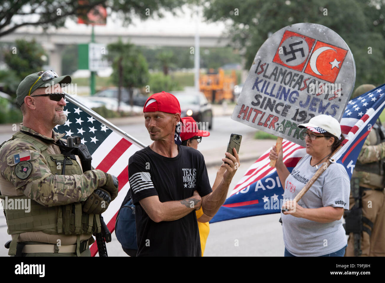 Die Demonstranten, einige öffnen die Waffen legal, Rallye außerhalb von Austin, Texas, Hotel, in dem umstrittenen Muslimischen Kongressabgeordnete Ilhan Omar sprach bei der Stadt iftar Abendessen. Omar wird vorgeworfen, die antisemitischen Äußerungen. Stockfoto