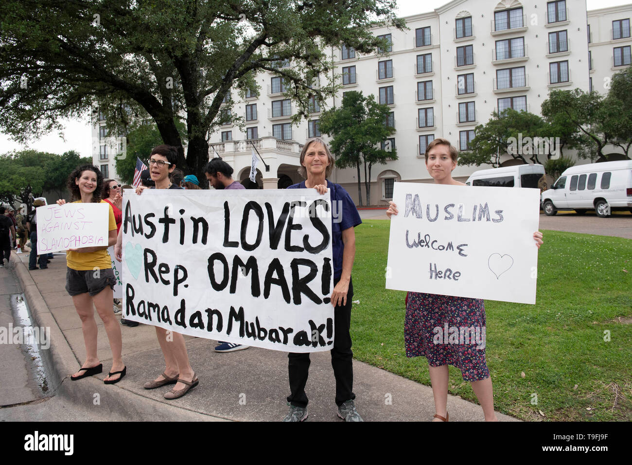 Anhänger der umstrittenen Kongressabgeordnete Ilhan Omar von Minnesota gegen den gegen anti-muslimische Demonstranten während sie sprach auf der Austin City-weiten iftar Abendessen zu Ehren der 14. Tag des Ramadan zu demonstrieren. Omar ist einer der beiden Muslime in den Vereinigten Staaten Kongress dienen. Stockfoto
