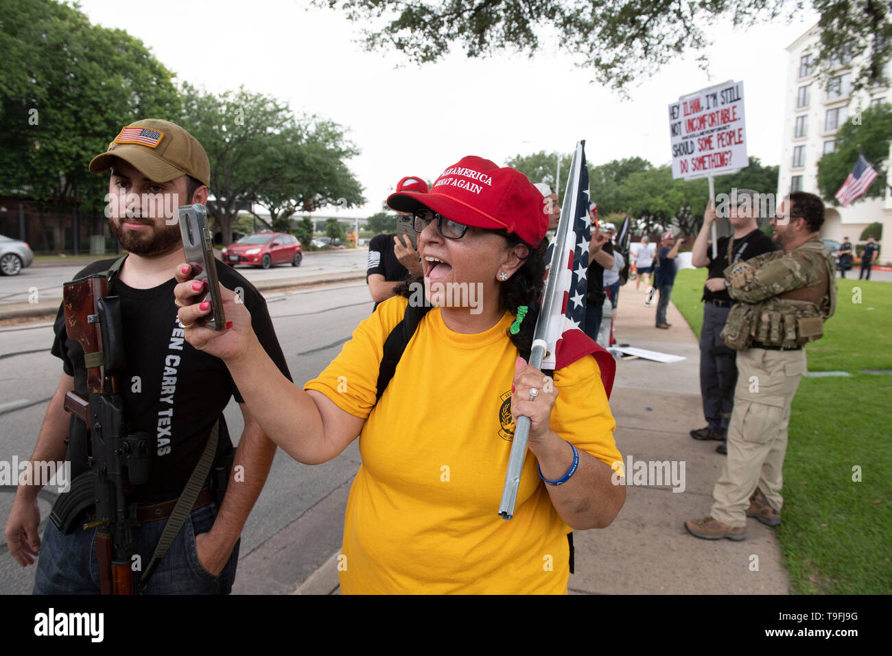 Die Demonstranten, einige öffnen die Waffen legal, Rallye außerhalb von Austin, Texas, Hotel, in dem umstrittenen Muslimischen Kongressabgeordnete Ilhan Omar sprach bei der Stadt iftar Abendessen. Omar wird vorgeworfen, die antisemitischen Äußerungen. Stockfoto