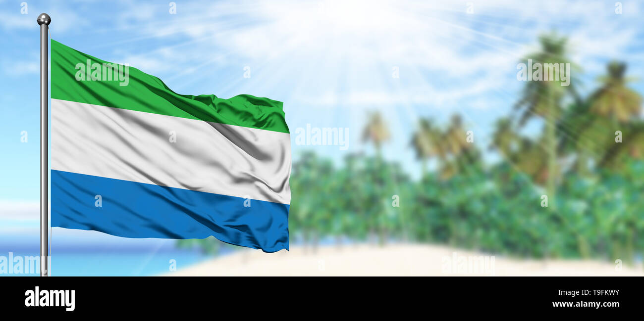 Winkende Sierra Leone Flagge in den sonnigen blauen Himmel mit Sommer Strand Hintergrund. Ferienhäuser, Urlaub Konzept. Stockfoto
