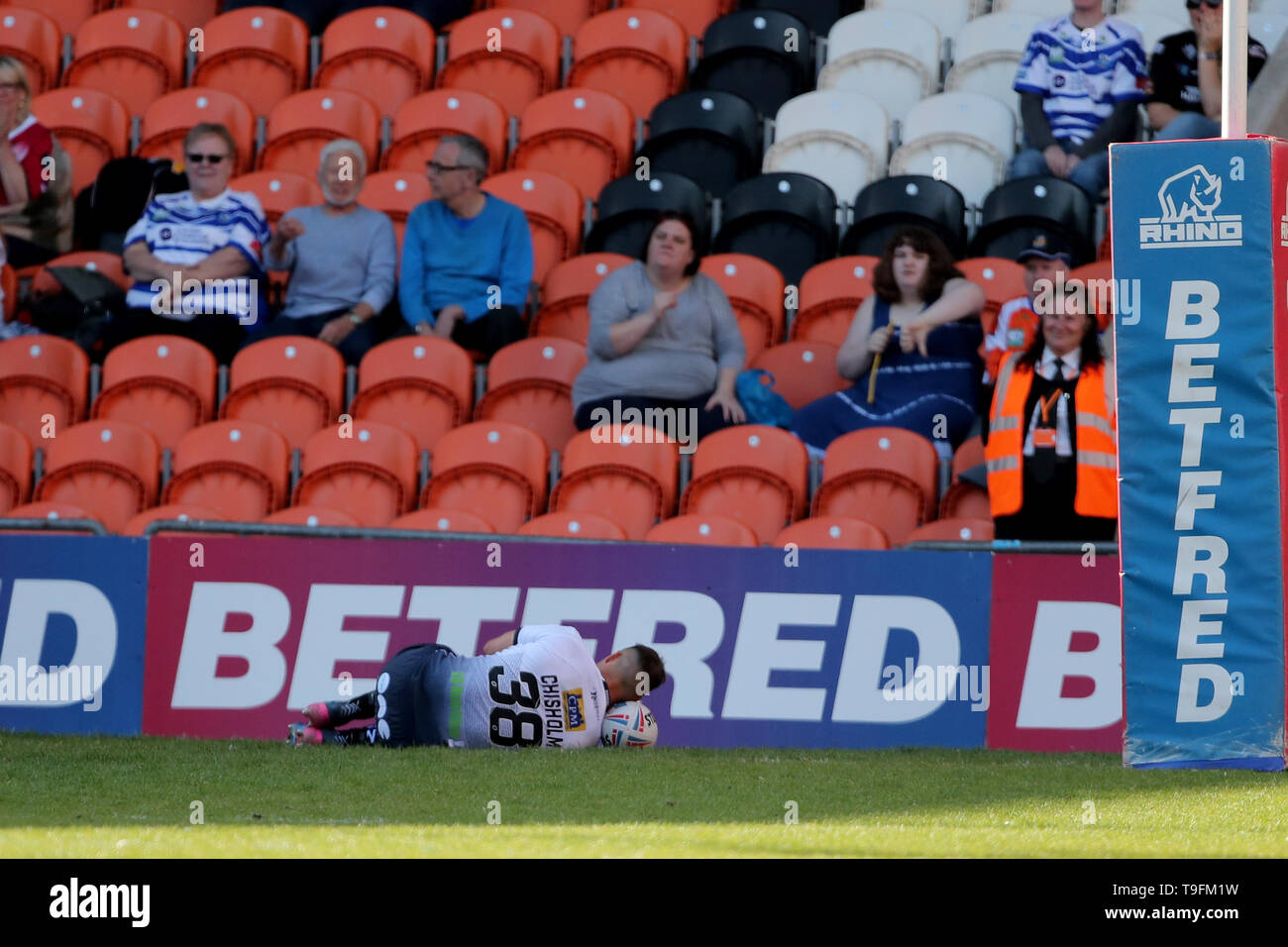 Featherstone Rover Dane Chisholm feiert seinen Versuchen Sie, während der Betfred Meisterschaft Sommer Bash Gleiches an, Blackpool. Stockfoto