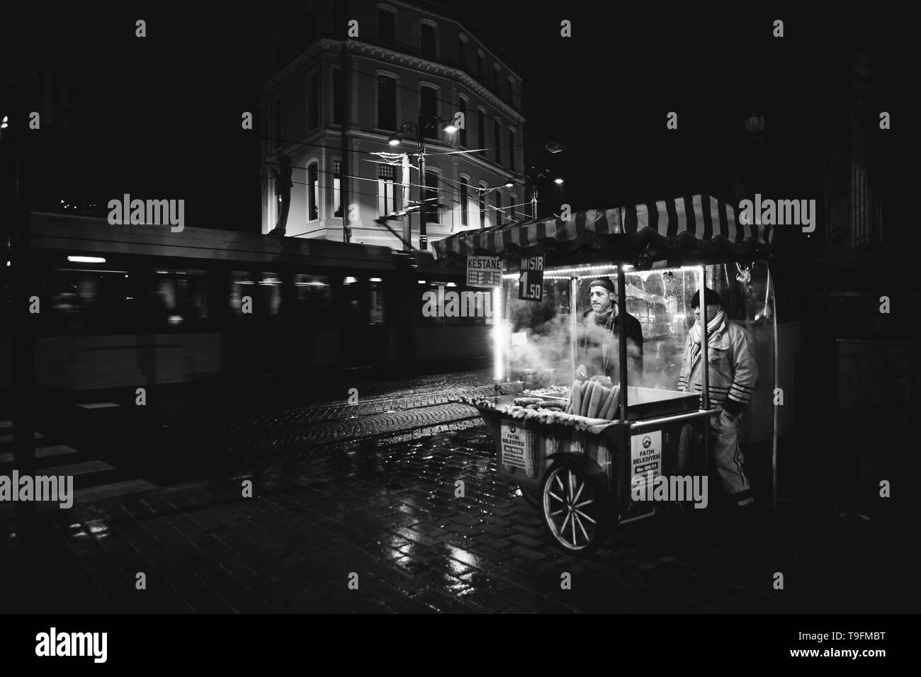 Istanbul, Türkei - 11 April 2012: Street Hersteller warmes Essen, schwarze und weiße Nacht der Fotografie. Stockfoto
